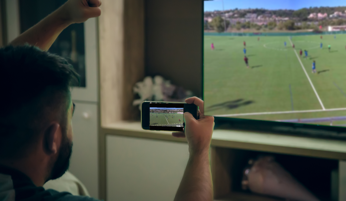 Faire vivre le club à distance : diffuser un match de foot en direct pour les familles de joueurs
